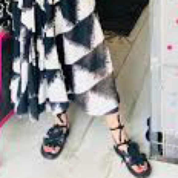 Marni / black flower embellished ankle wrap t-strap leather sandals 36 6 - Picture 4 of 9